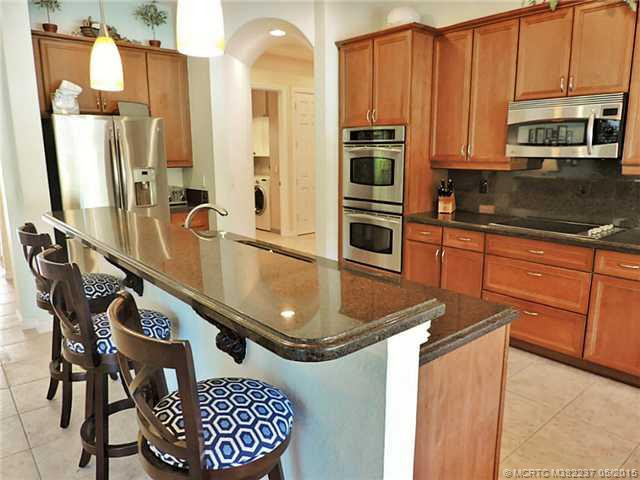 Kitchen. Granite Counters & Breakfast Bar
