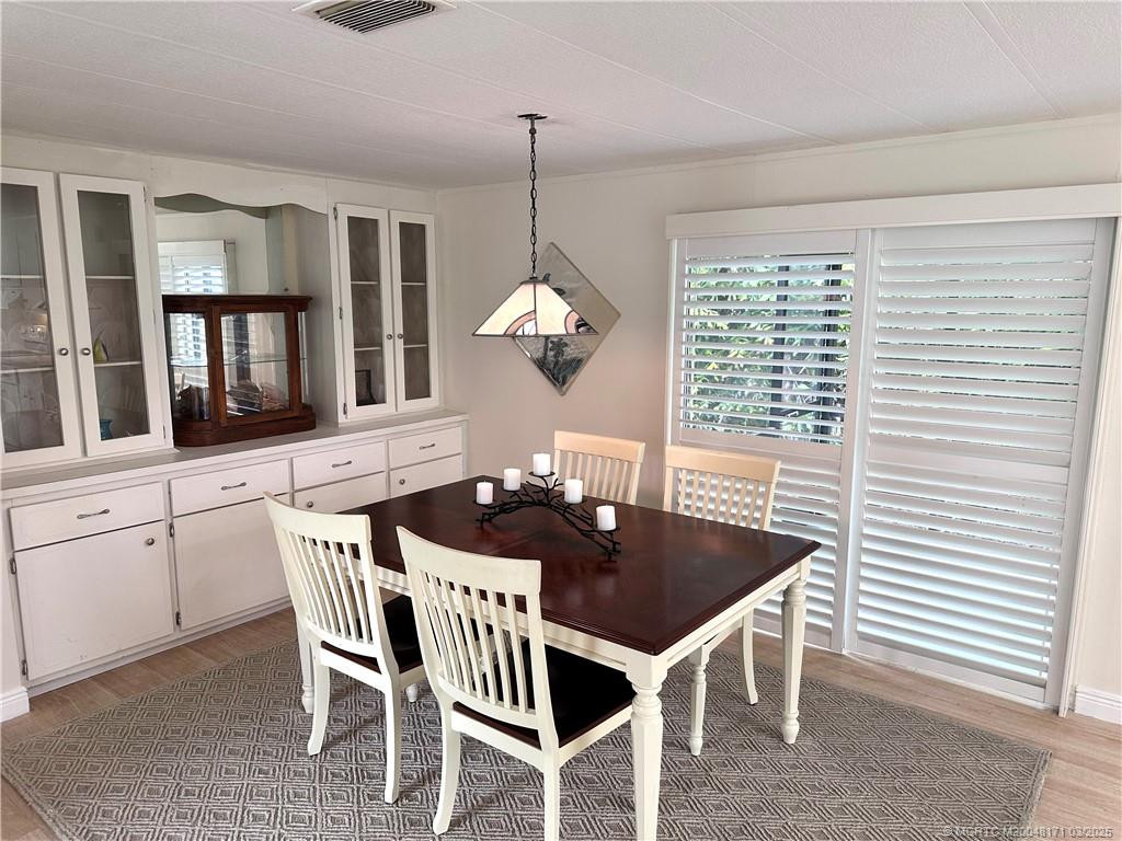 Dining area-slider to Screen Porch