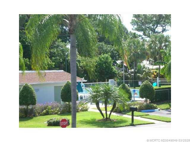 Community pool...steps away!! How convenient!!