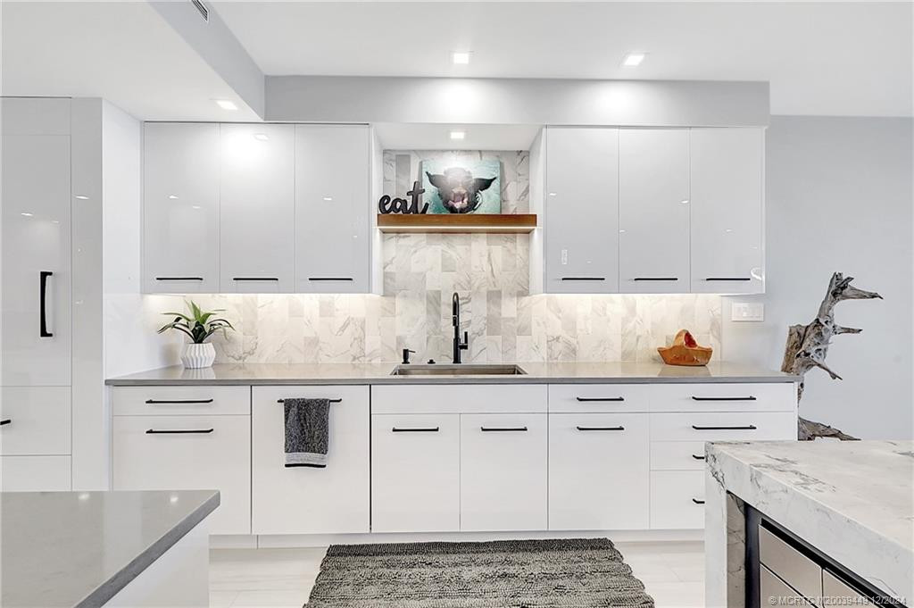 Sleek Lauriermax cabinetry, quartz counters