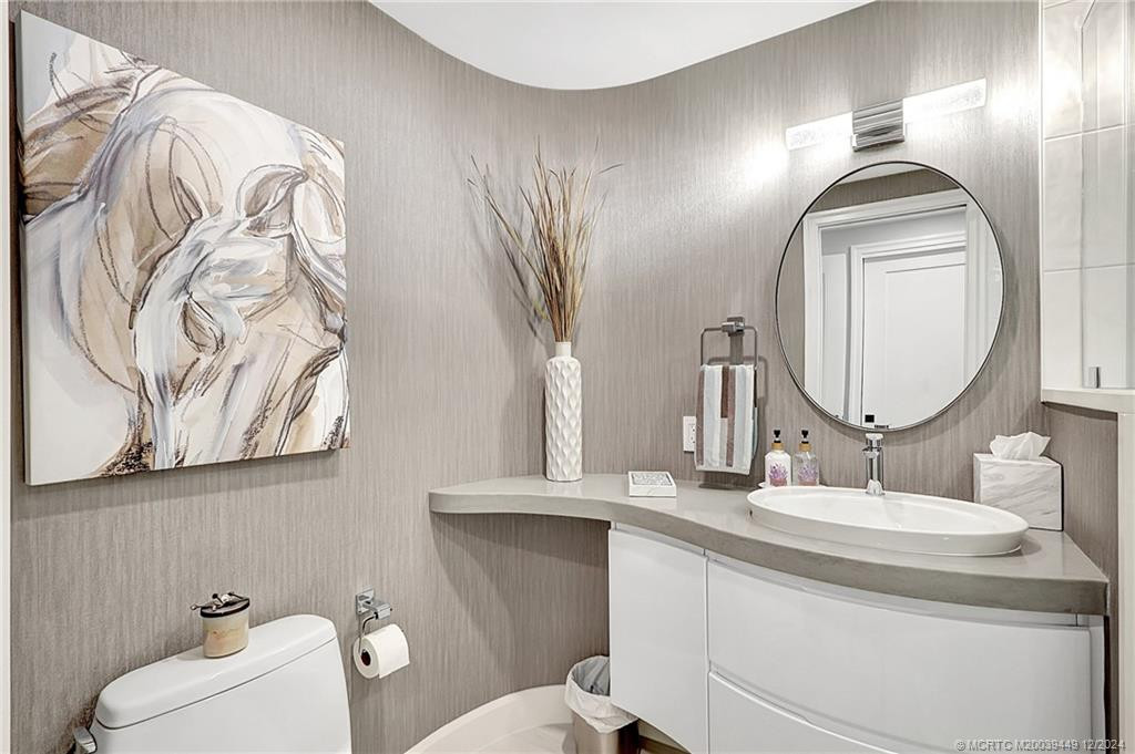 Ensuite bath for the bedroom/den