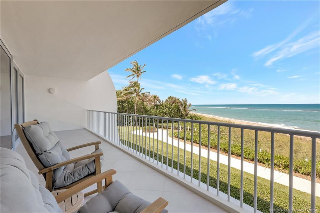 Expansive winding balcony