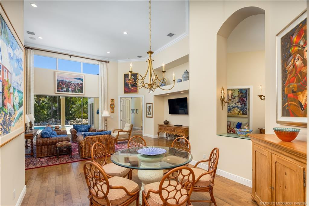 Seamless dining to living area
