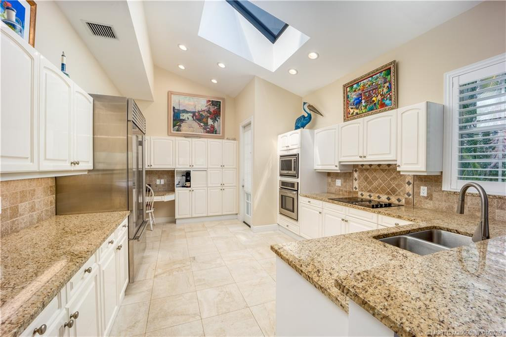 Plenty of kitchen room to entertain and still deliver tasty snacks and beverages