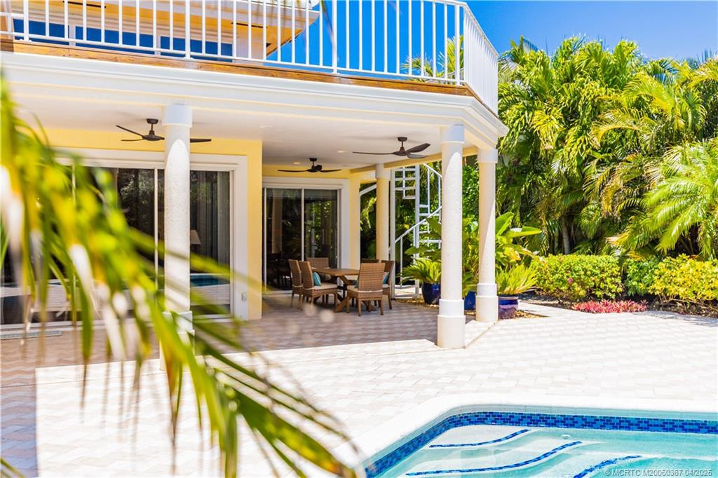 Covered areas surrounding the pool to enjoy BBQ