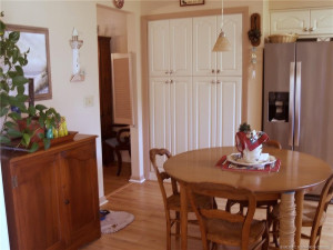 Eat-in kitchen