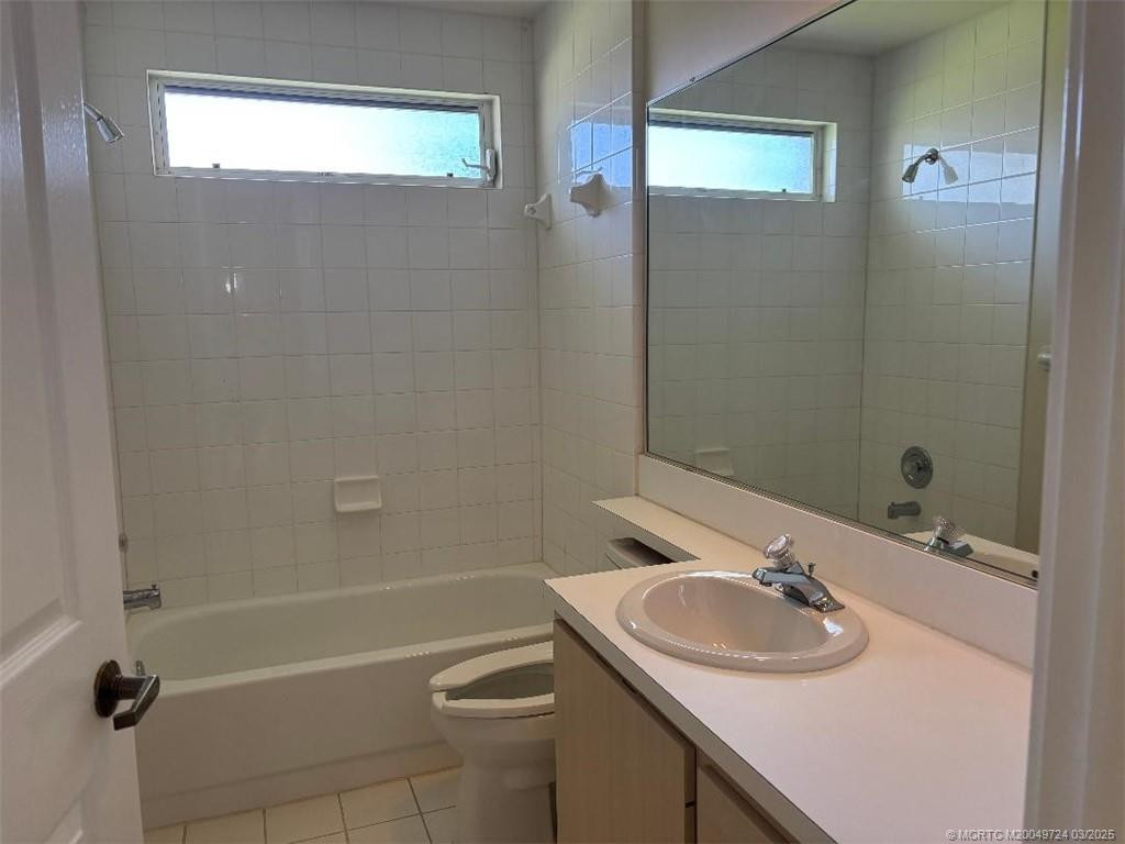 Guest bath with shower/tub combo