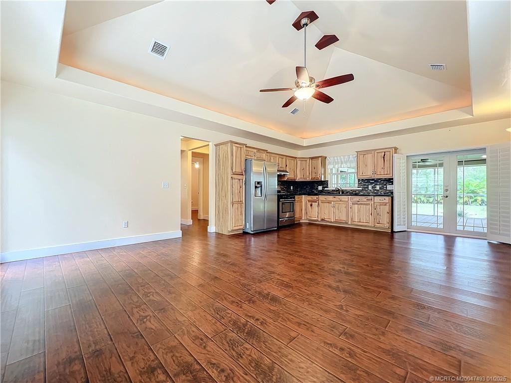 Nice large great room with the kitchen area and back porch. All high tray ceilings with lights and fan. Laminate floor.