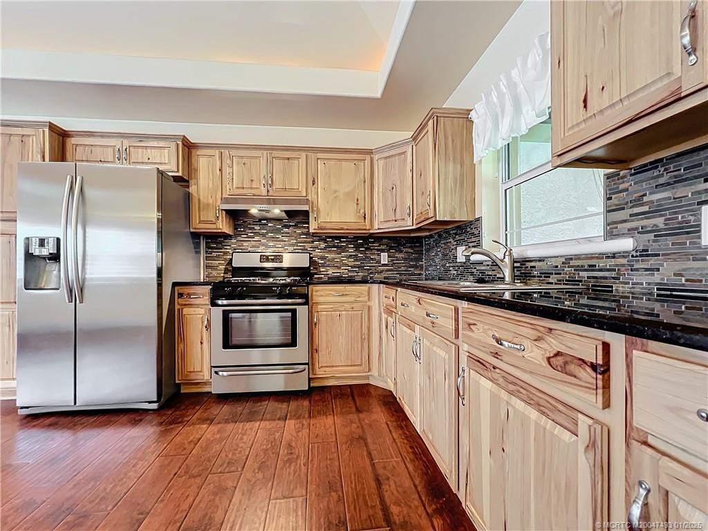 Open Kitchen into the great room. Gas Stove