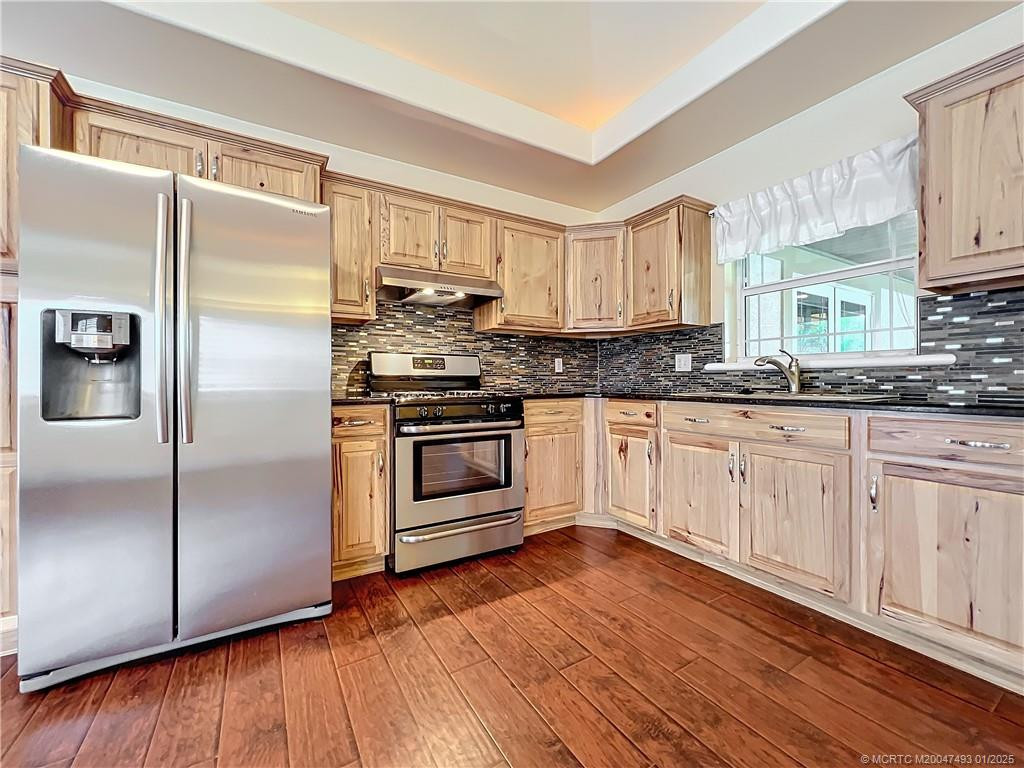 Look at this beauty, look at the backsplash. This is not a cookie cutter home.