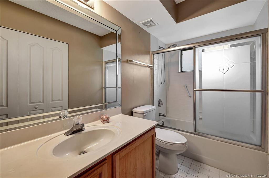 Guest bathroom.