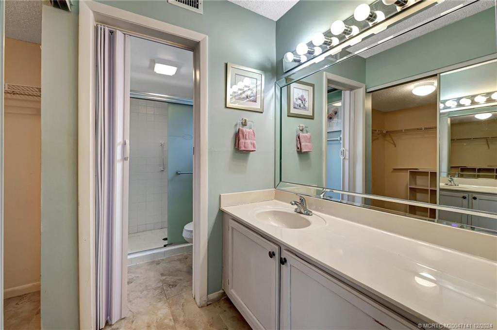 Primary ensuite bathroom.