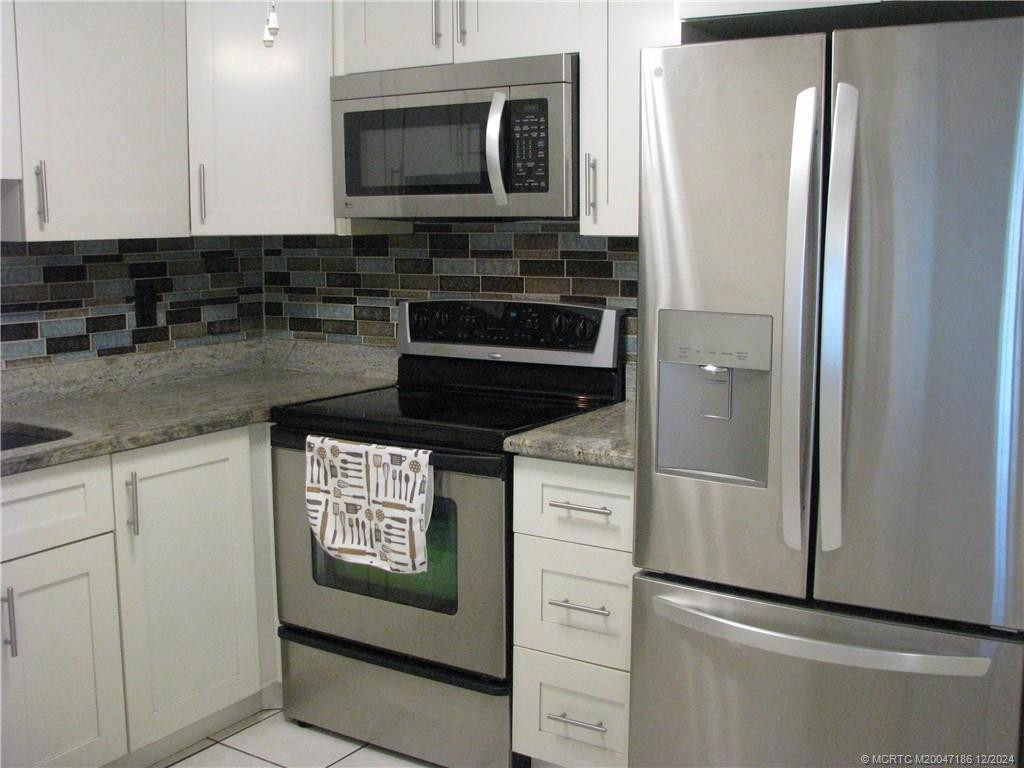 Flat cooktop with convection oven
