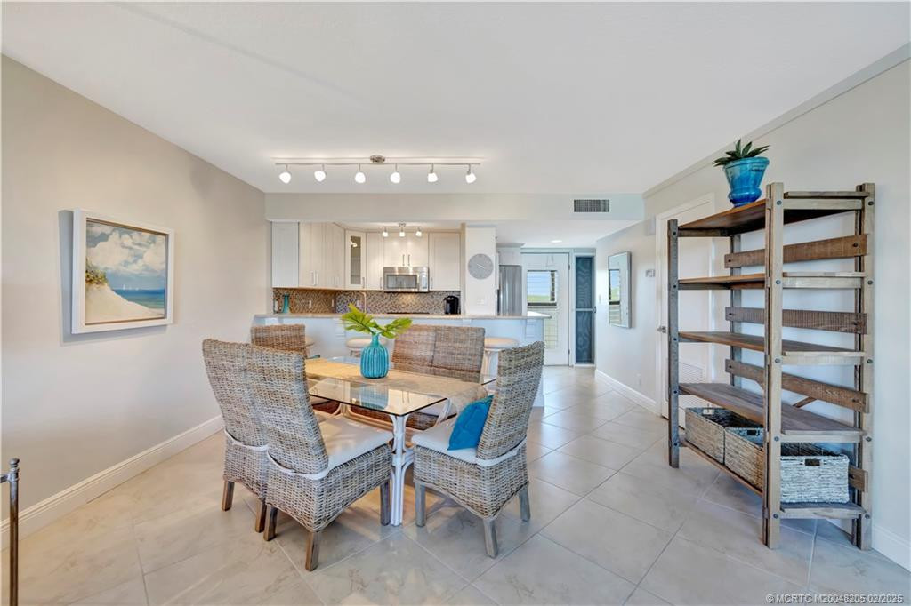 Counter and Table Seating for 10