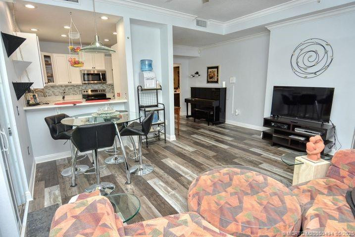 Dining/living room