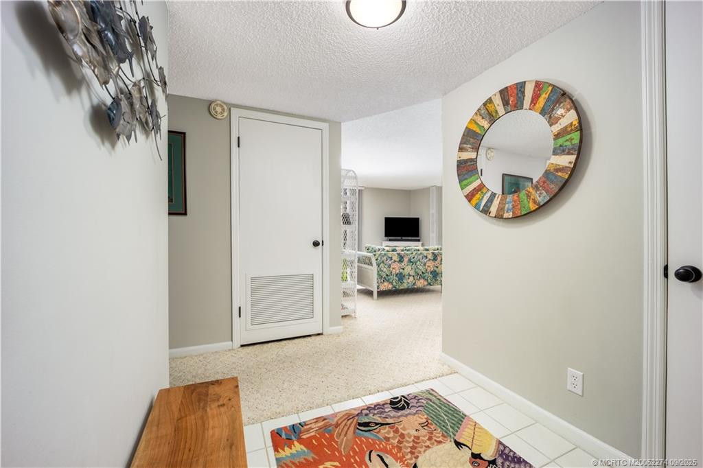 Tiled foyer w/closet