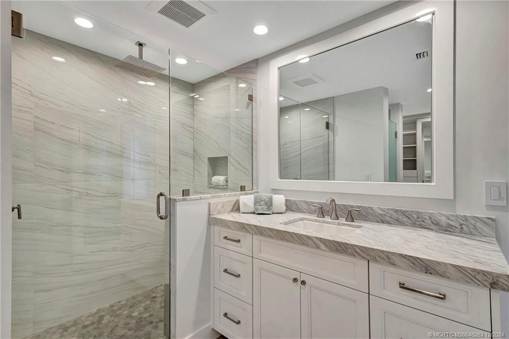 Guest bedroom ensuite bathroom