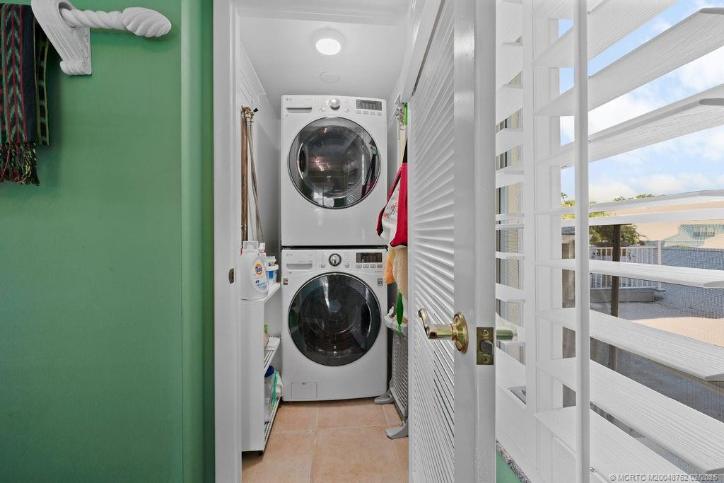 Washer & dryer on 2nd floor- very convenient!