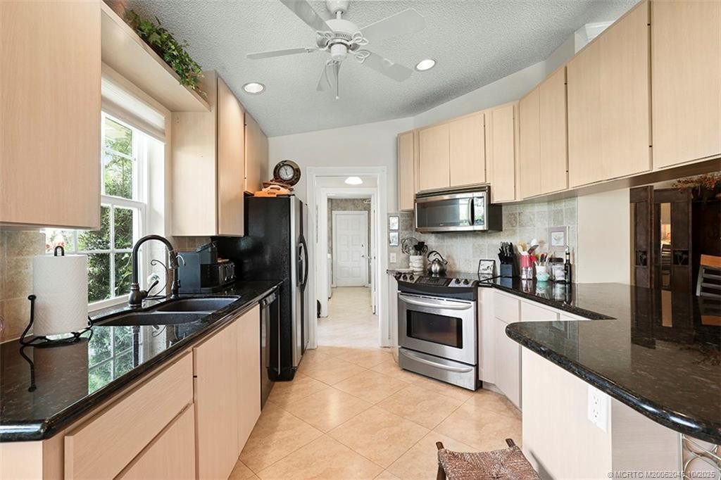 The kitchen features 42'cabinets, granite counters