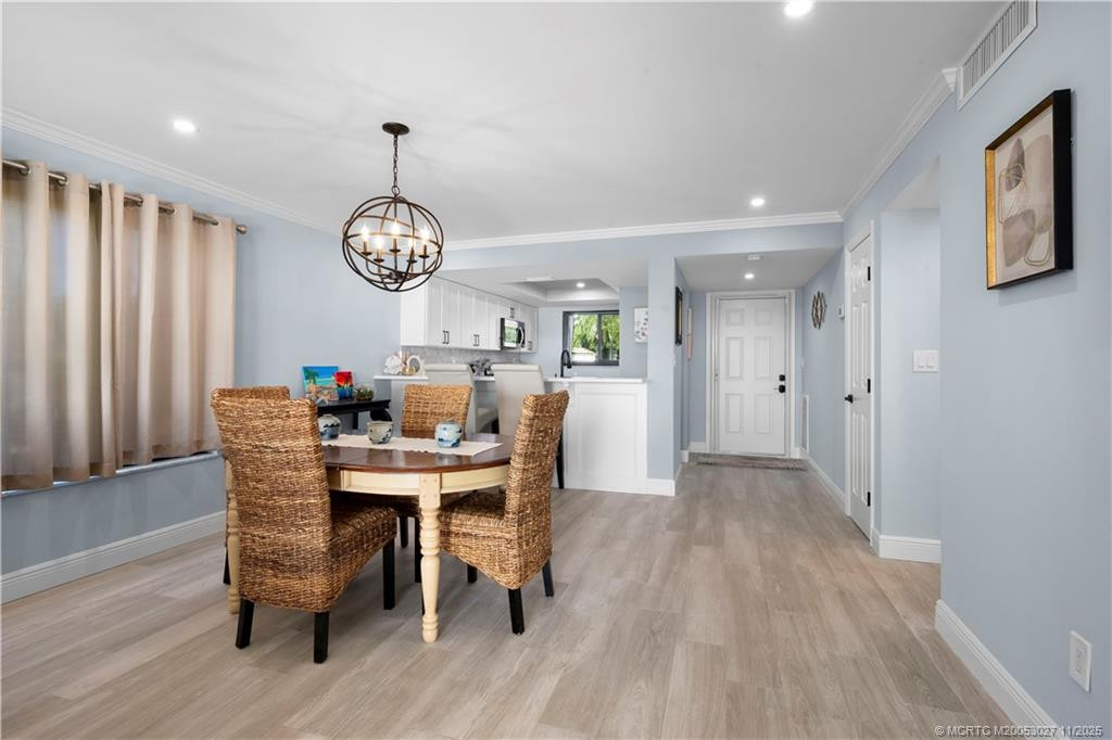 Flexible dining room