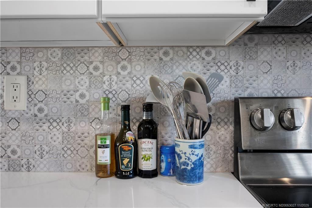 Nice backsplash in kitchen