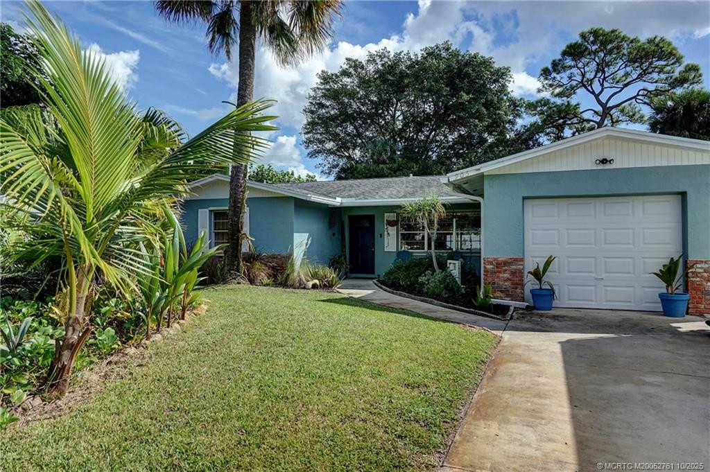 Photo 2 at 905 SE Flamingo Avenue, Stuart