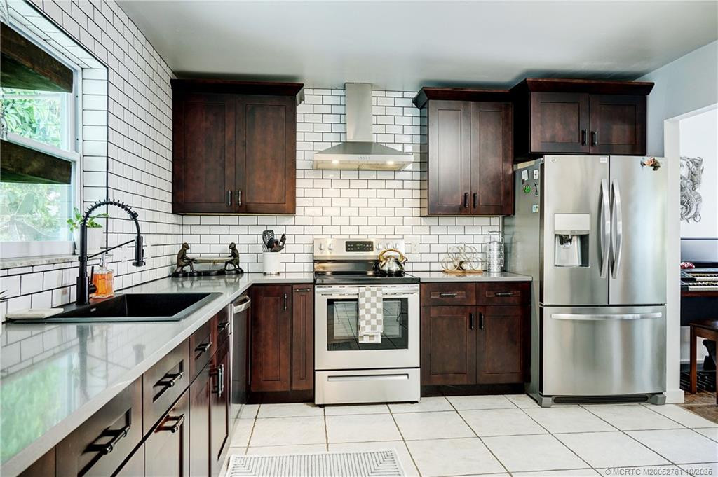 Photo 5 at 905 SE Flamingo Avenue, Stuart