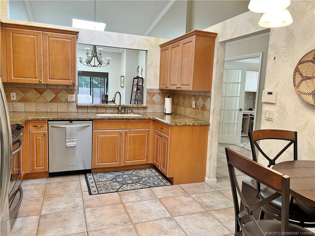 Eat-in Kitchen