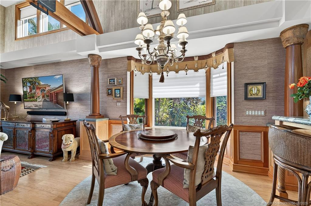 Casual Dining between Kitchen & Family Room