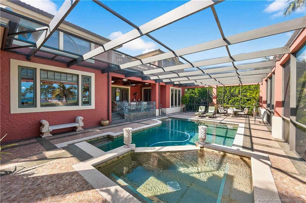 What's not to love about this screen-enclosed pool and patio?