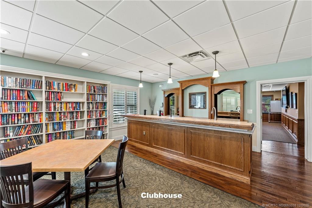 Clubhouse Bar/Library