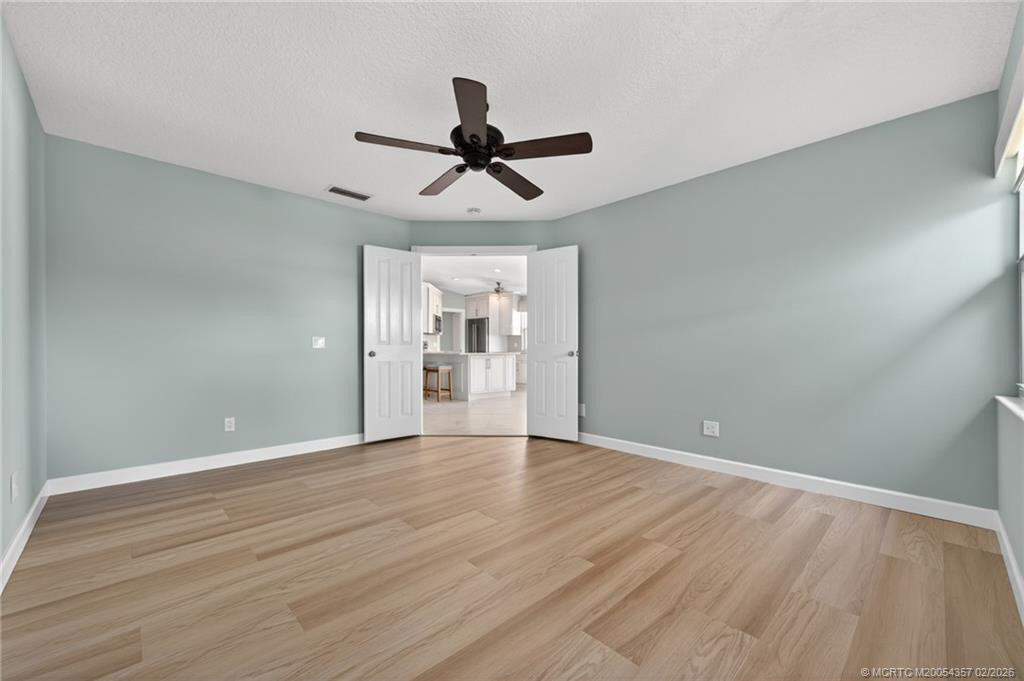Main Bedroom. 2 closets.