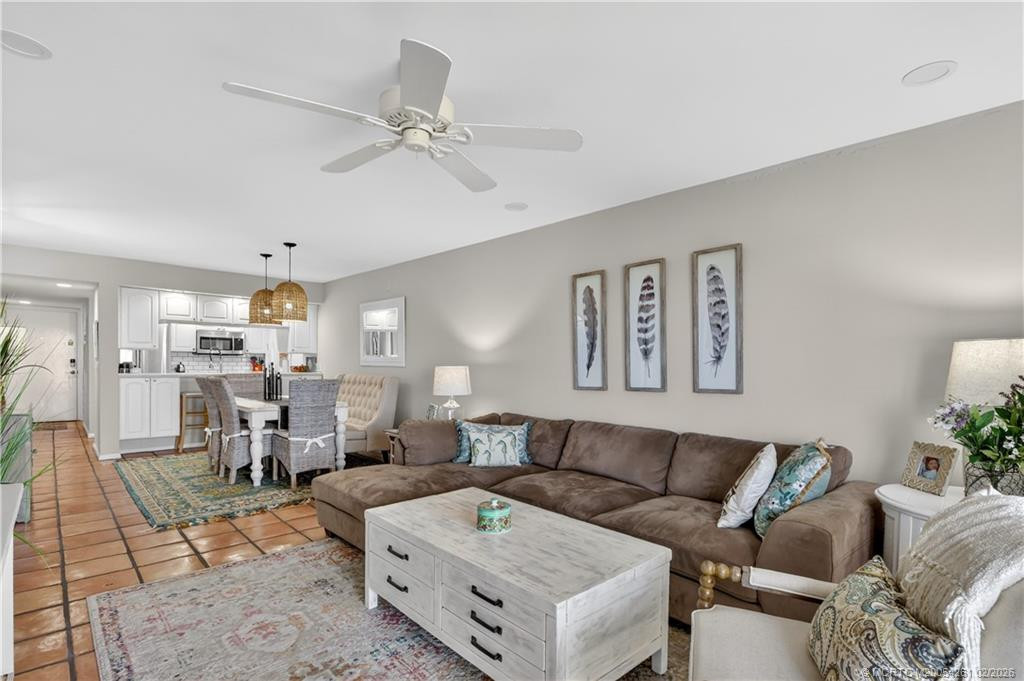 Popcorn-less ceilings at 40 NE Plantation Road 403, Stuart