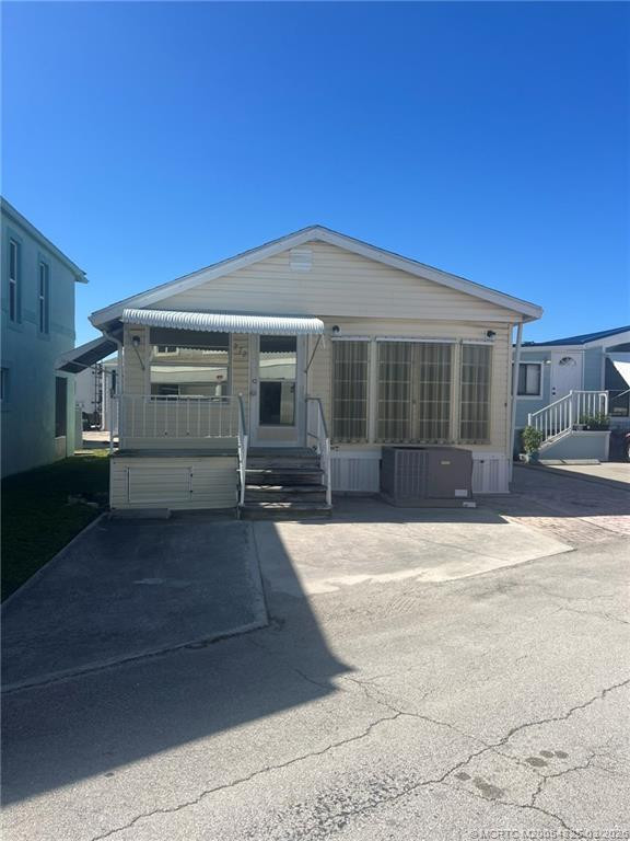 1 bedroom Manufactured Home at 10725 S Ocean Drive #272, Holiday Out At St Lucie Inc, Jensen Beach — photo 2
