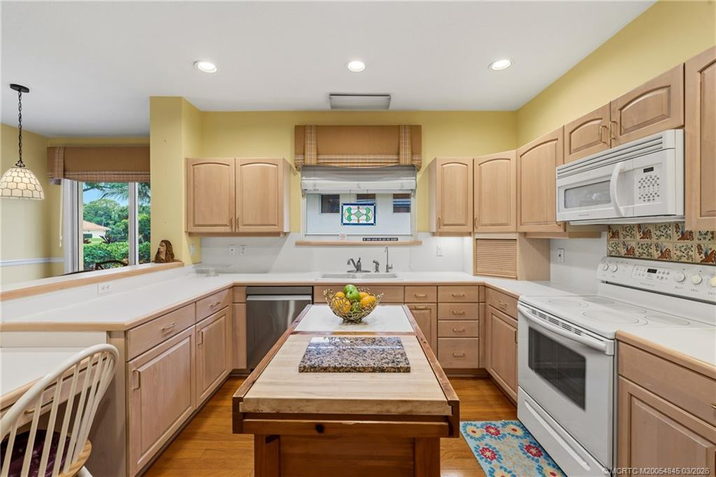 Photo 8 at 3510 SE Cambridge Drive, Stuart