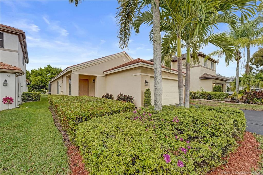Photo 2 at 4365 Pine Ridge Court, Weston