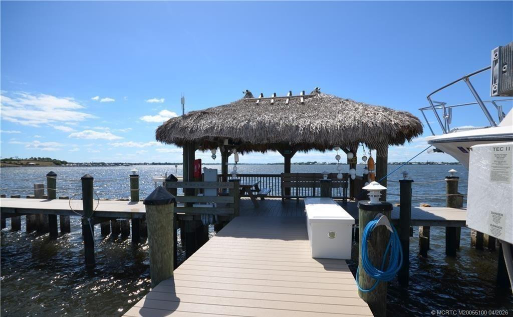 Tike hut on the dock, 1 of the fish cleaning stations to the left of the tiki hut..nice view!