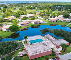 Vista del Lago Clubhouse.