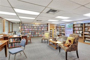 Extensive clubhouse library.