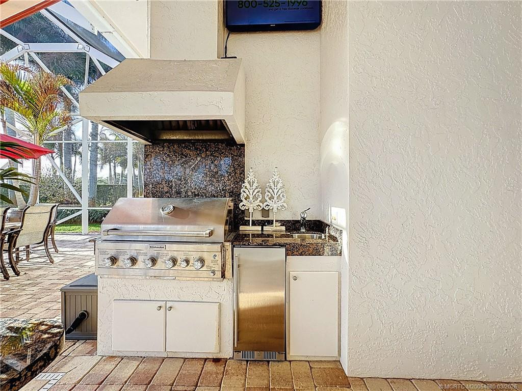 Summer Kitche, TV included on the wall, large bar area to sit and relax. This is a beauty