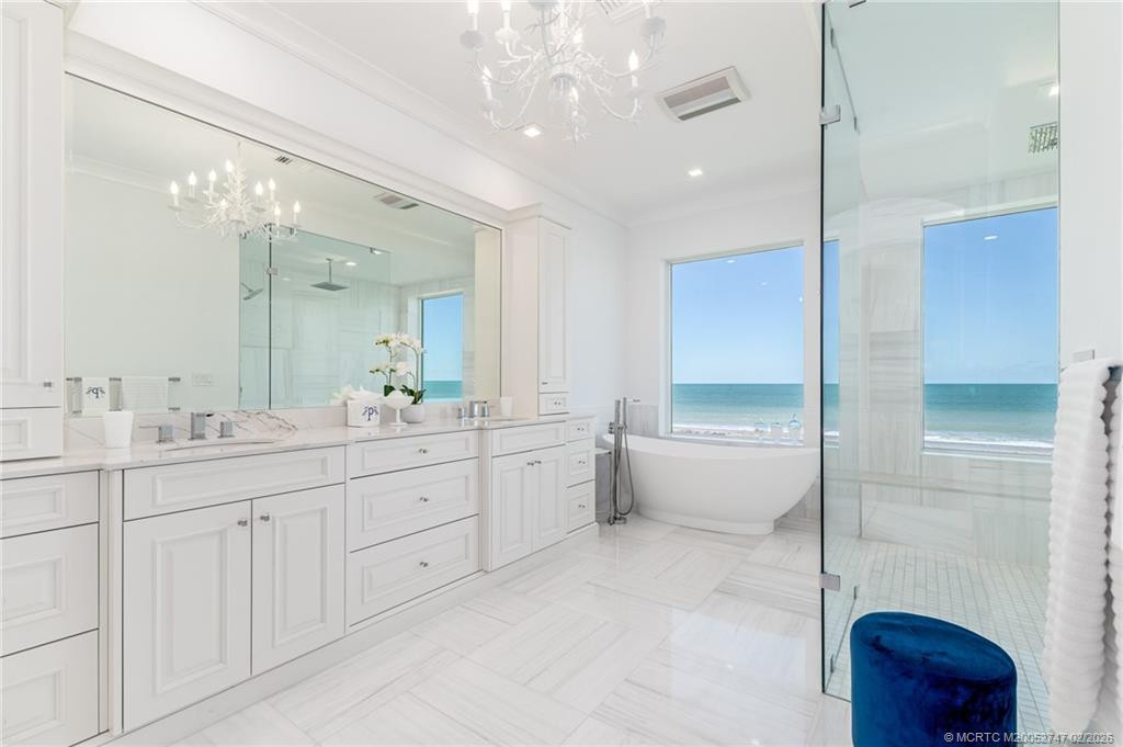 Main bathroom with more endless views