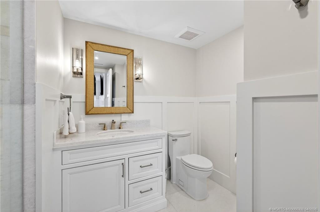 Guest bedroom 2 ensuite bath