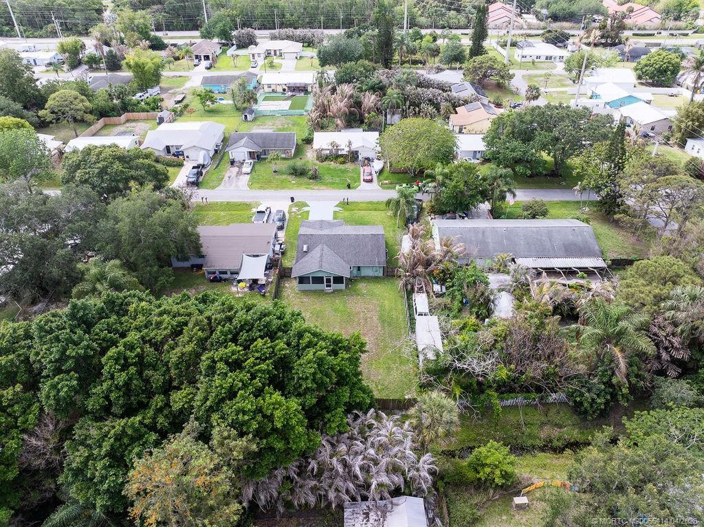 Large & Private Fenced Yard