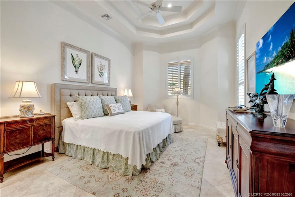 Generously sized 1st floor guest bedroom ensuite #2