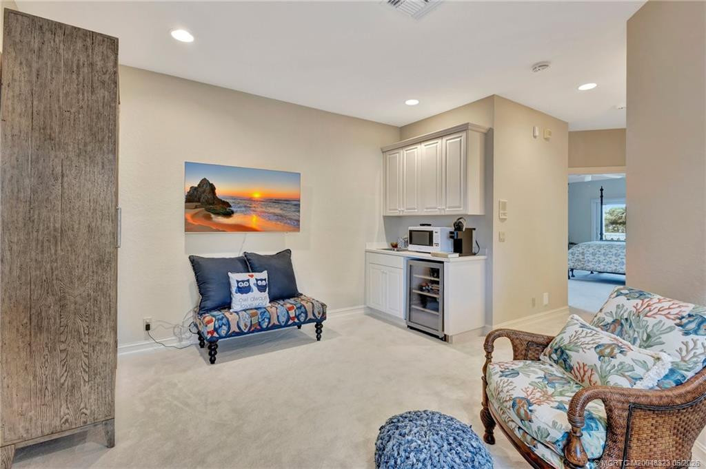 Sitting room with morning bar