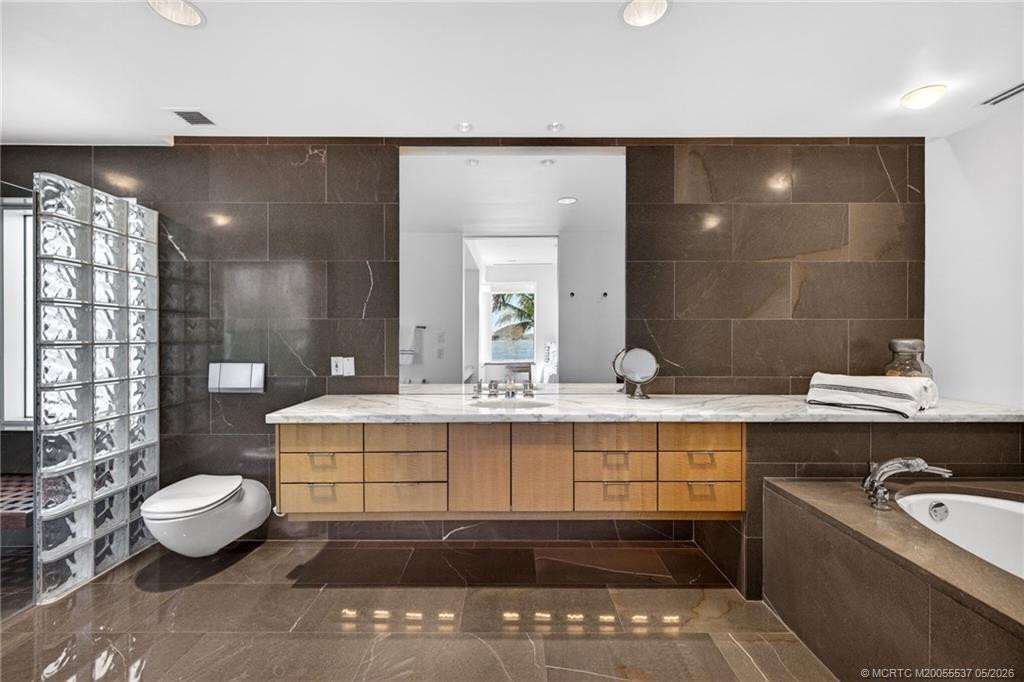 Guest room ensuite bath
