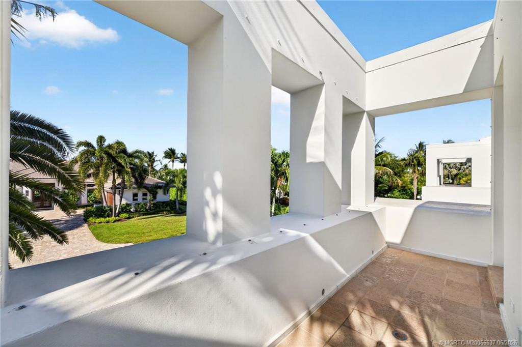 Front guest balcony