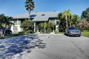 front exposure & parking
