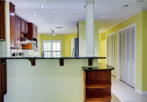 Snack bar to kitchen