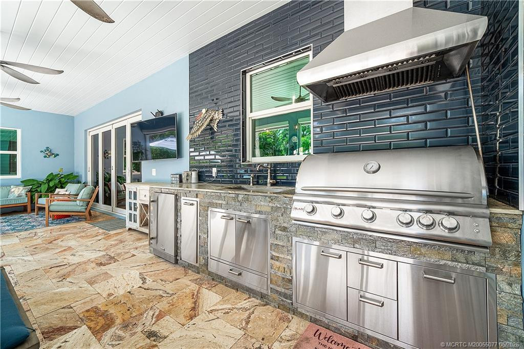 Full Summer Kitchen